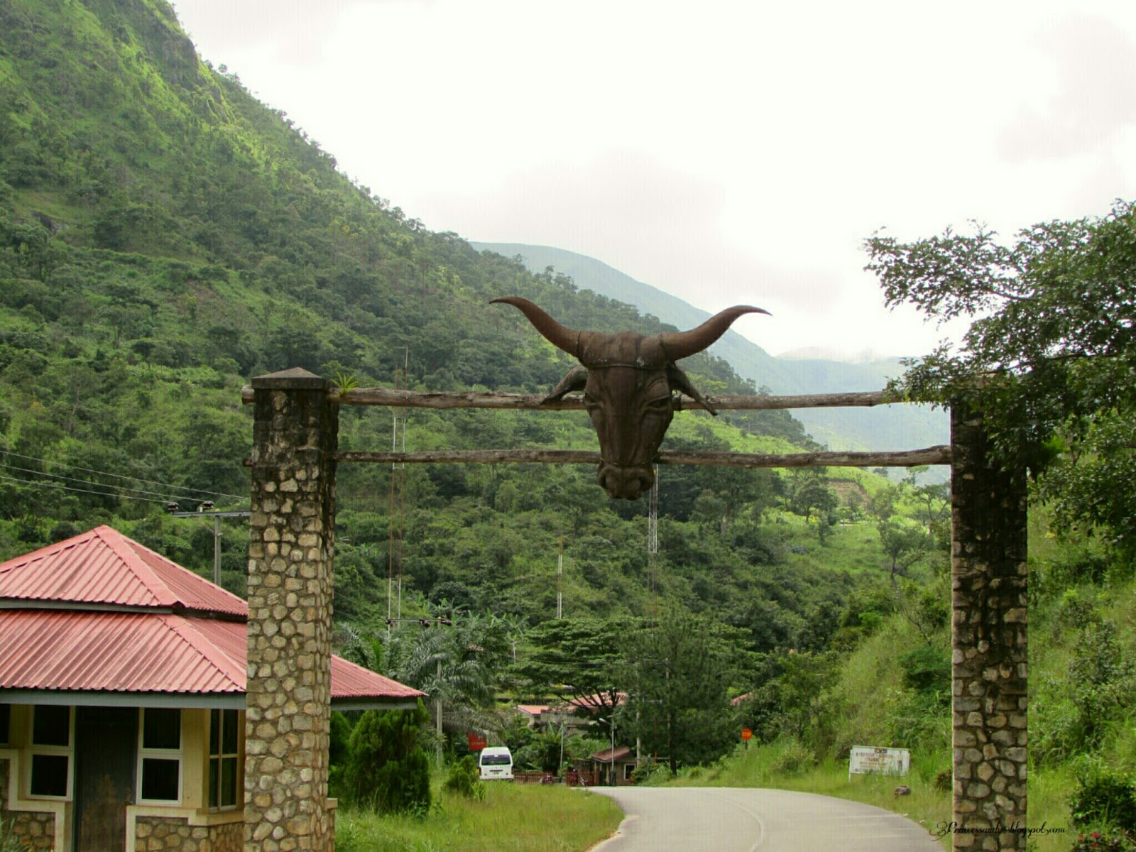 entrance-to-obudu mountain resort-cross-rivers-hotels.ng